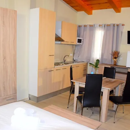 Giuliano アパートホテル エンプリアブラバ